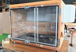 防音ケージカバー7タイプ 全開になる新しいタイプを作りました。カギの部分をクレセント錠。床にクッションフロアーを敷きこんでいます。床より30cmの高さまでアクリル板を壁に張ってあります。このタイプ外の扉に4㎜アクリル板が重ねてはめました。持ち上げて外せ取り替え出来ます。キャスター付きです。ロスナイが付き室内の空気も入れ替わります。住宅内の温度とほぼ同じになります。排気吸気穴にアクリル板のカバーが付き排気は上部より吸気は下向きに分けています。ケージを使わず直接入れる防音ケージに製作しました。